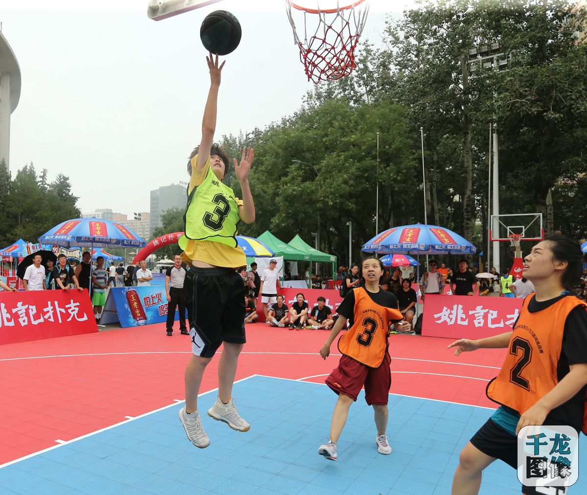 原創(chuàng  )哈登：NBA最難的巨星，三米內全是圓柱，逼聯(lián)盟修改規則