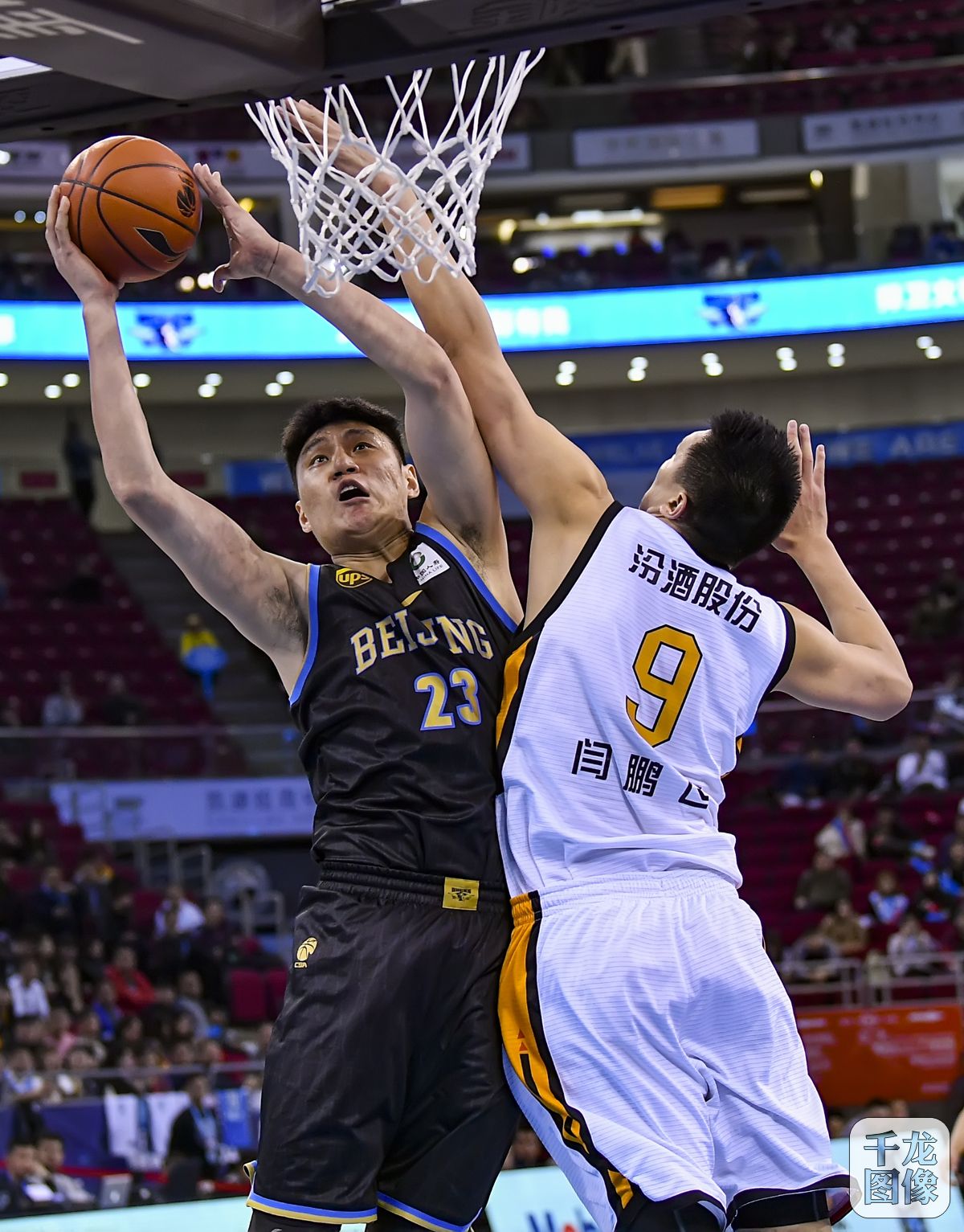 NBA歷史冠軍榜上，獲得總冠軍次數最多的兩支球隊是？