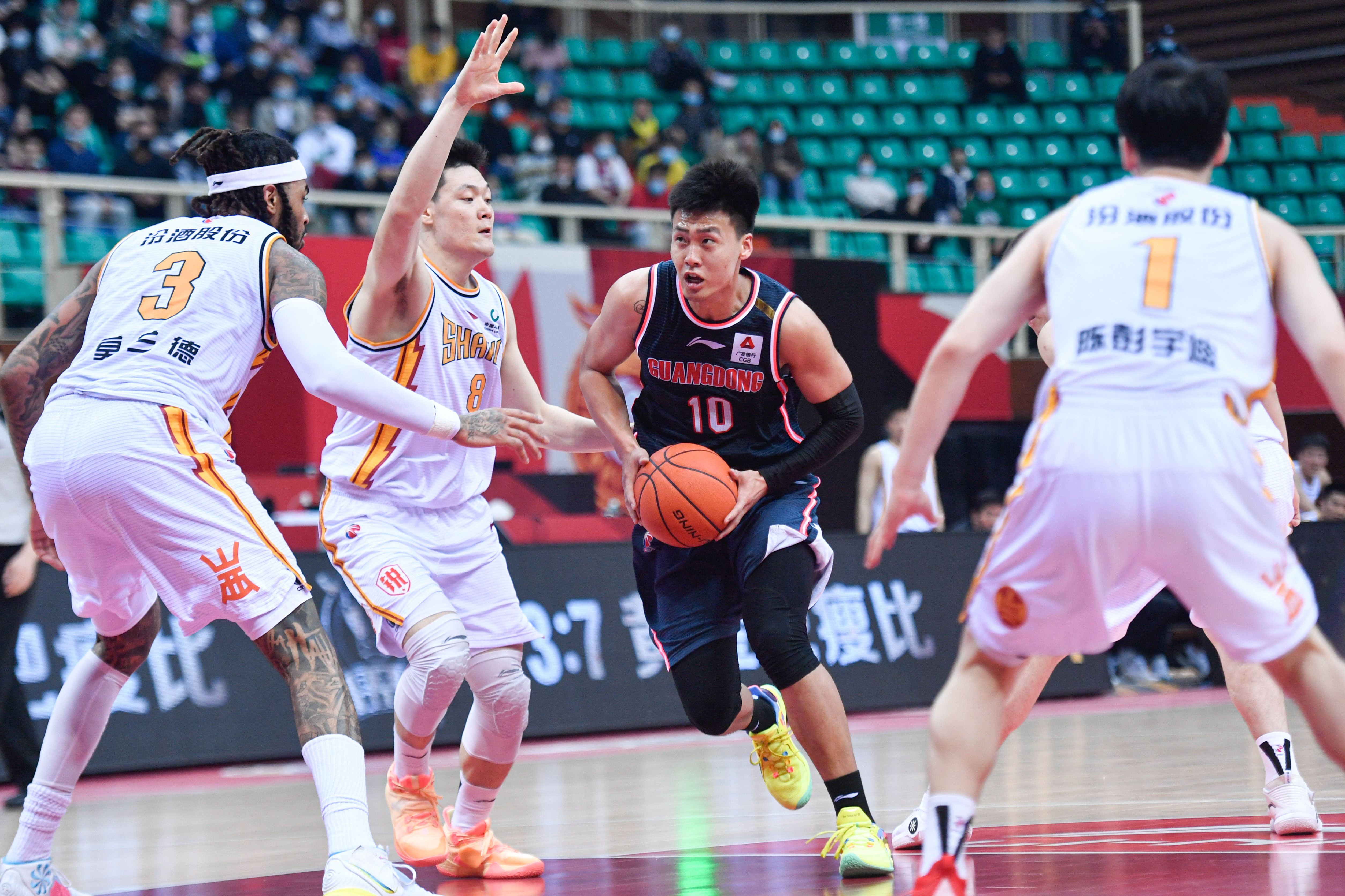 NBA歷史冠軍榜上，獲得總冠軍次數最多的兩支球隊是？